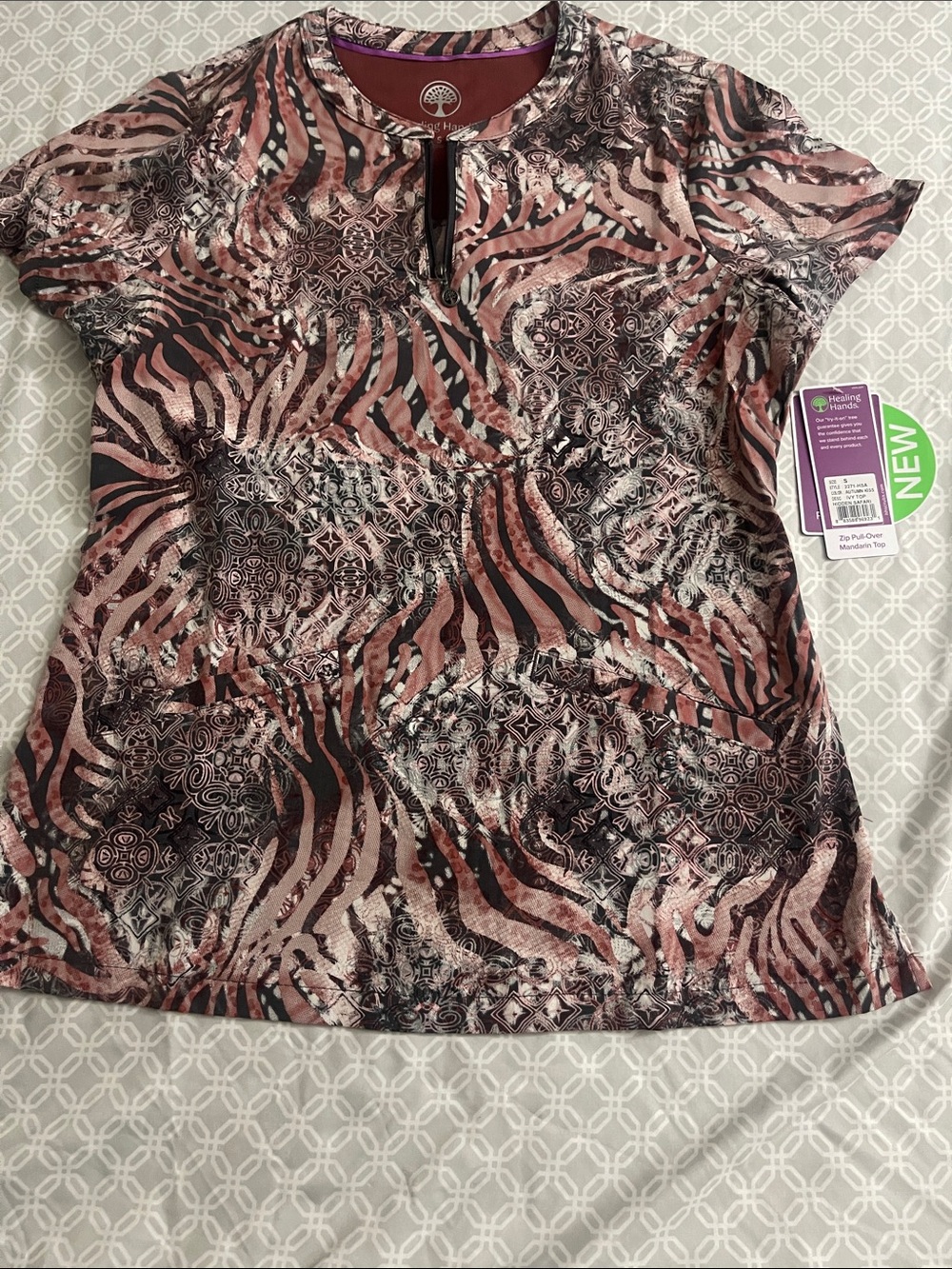 healing hands Short Sleeve Printed Tee in Pink and Black